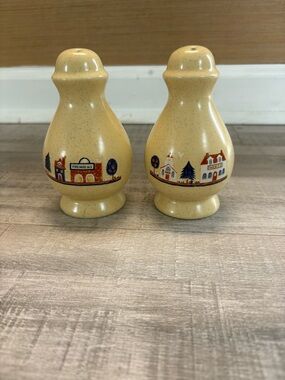 International Heartland Vintage Salt & Pepper Shakers